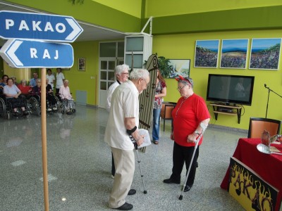 Nastup literarne grupe s igrakozaom "Novinari u raju"